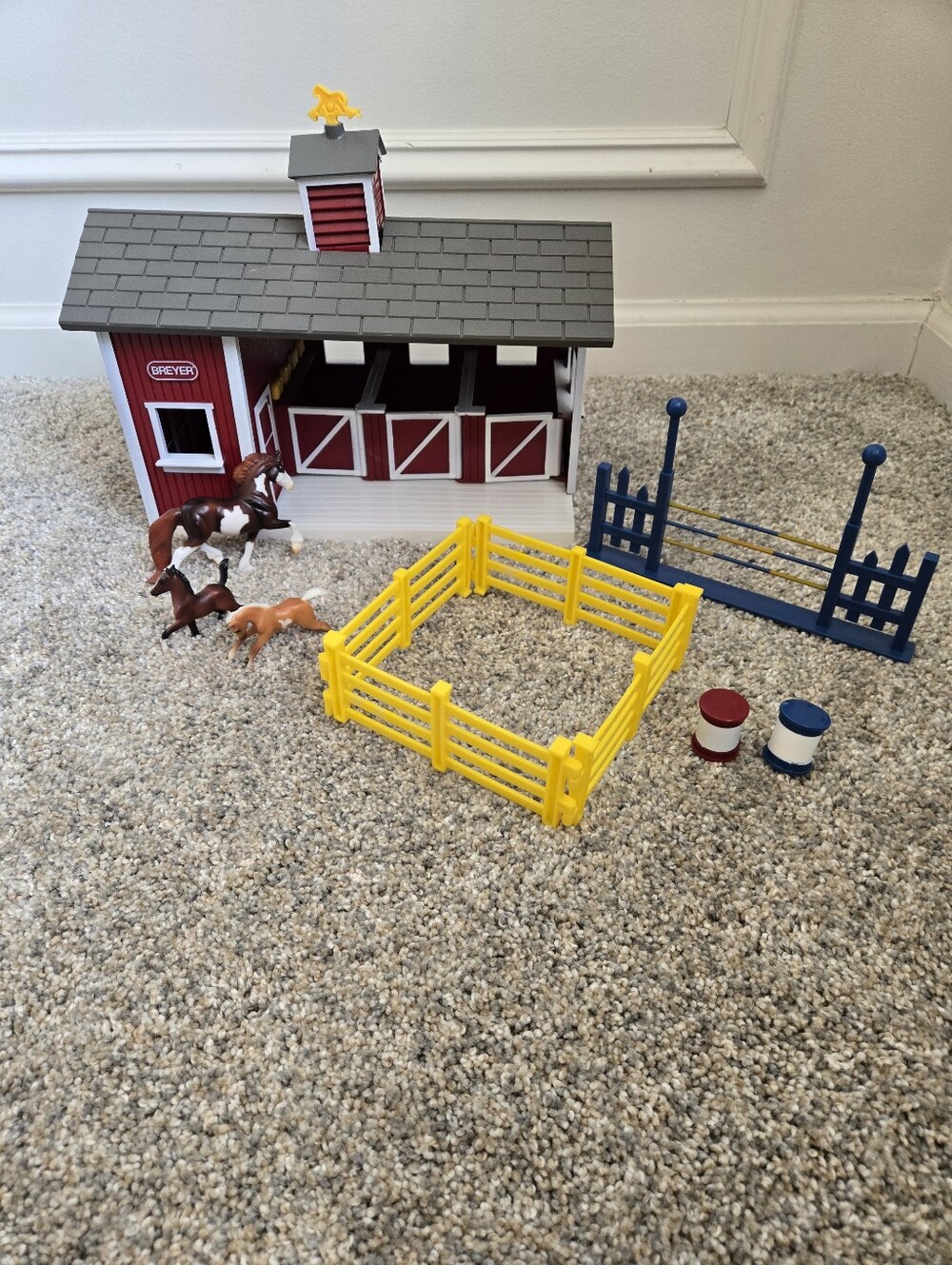 Breyer Stablemates Little Red Stable Horse Barn and accessories